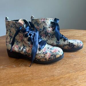 Dirty Laundry Floral Velvet Ankle Boots with Ribbon Laces Size 8.5